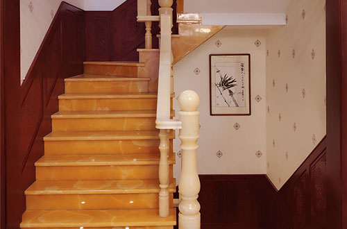 弓长岭中式别墅室内汉白玉石楼梯的定制安装装饰效果